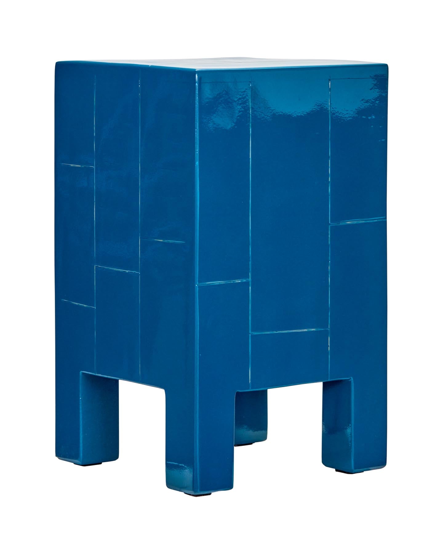 Setzen Sie mit dem HDBrick Beistelltisch in Blau von House Doctor stilvolle Akzente. Handgefertigt, stabil und ein echter Blickfang!