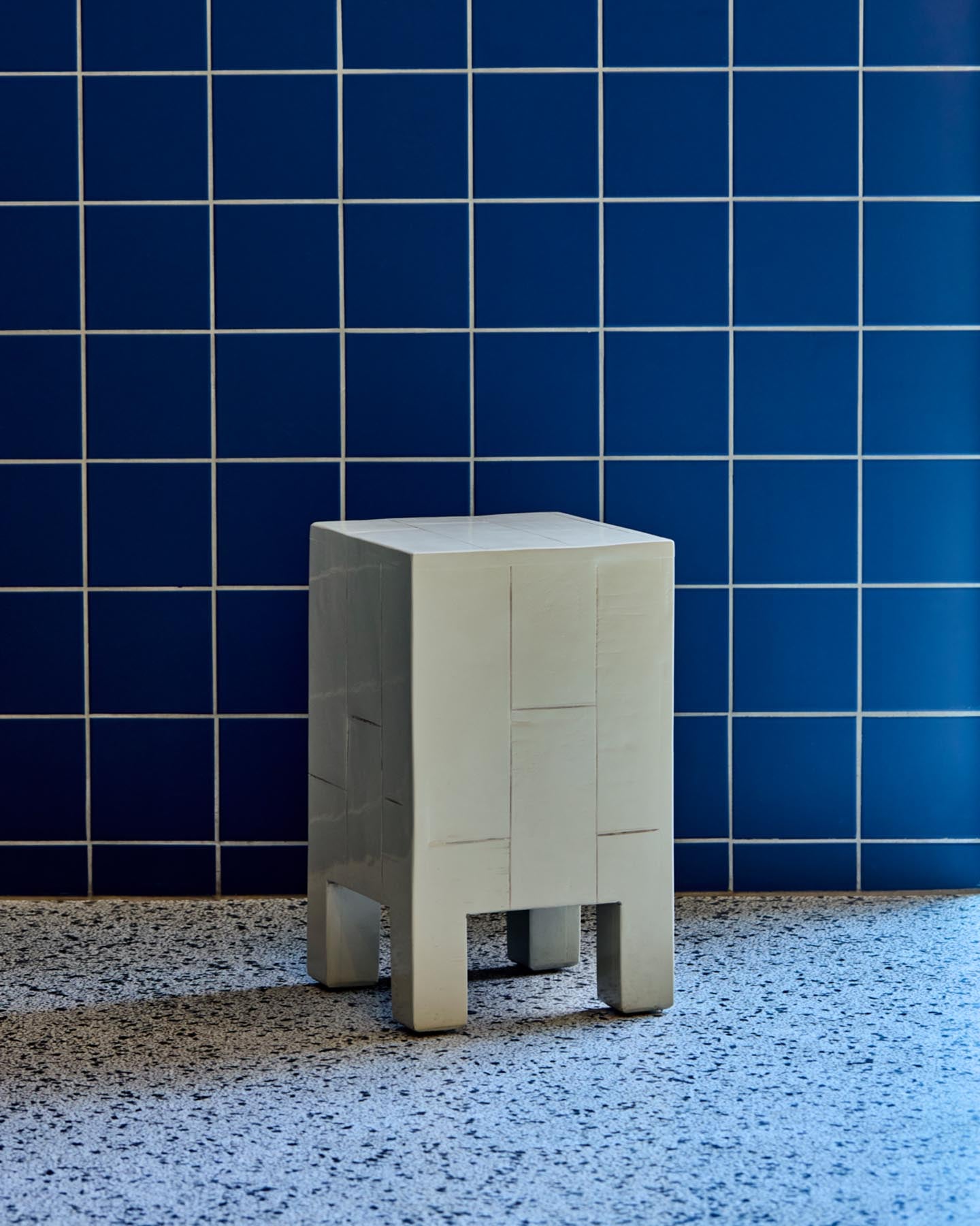 Erleben Sie den HDBrick Beistelltisch in Sand von House Doctor – ein einzigartiges, handgefertigtes Möbelstück, das Eleganz und Funktionalität vereint.