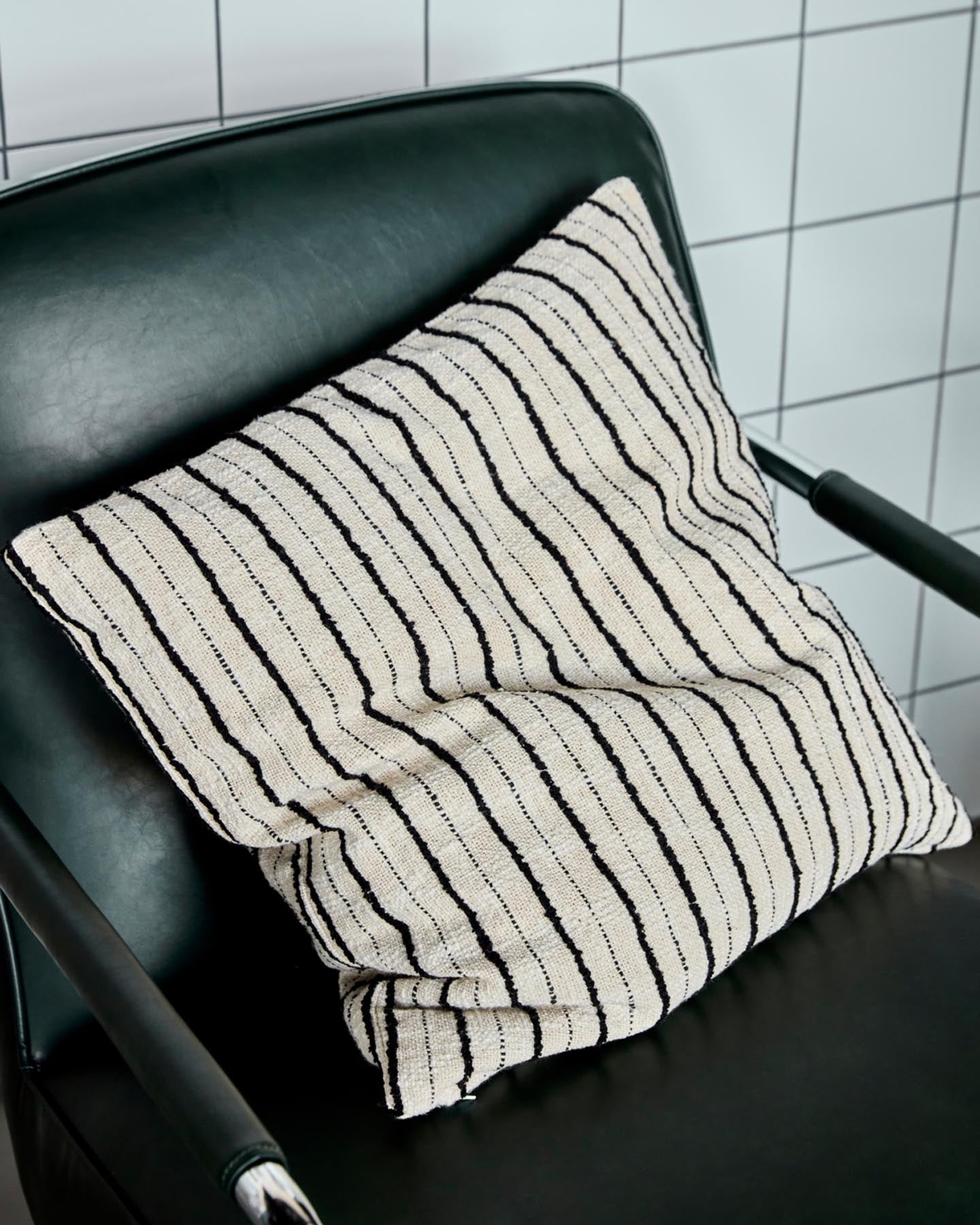 Kissenbezug, HDLines, Schwarz;Off-White in Schwarz, Off-White präsentiert im Onlineshop von KAQTU Design AG. Deko Kissenbezug ist von House Doctor
