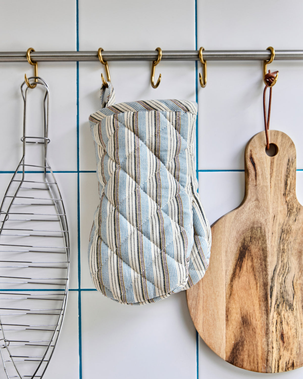 Küchenhandschuh, HDChef, Blau,Sand in Blau, Sand präsentiert im Onlineshop von KAQTU Design AG. Geschirrtuch ist von House Doctor;Küchenhandschuh, HDChef, Blau,Sand in Blau, Sand präsentiert im Onlineshop von KAQTU Design AG. Geschirrtuch ist von House Doctor;Küchenhandschuh, HDChef, Blau,Sand in Blau, Sand präsentiert im Onlineshop von KAQTU Design AG. Geschirrtuch ist von House Doctor