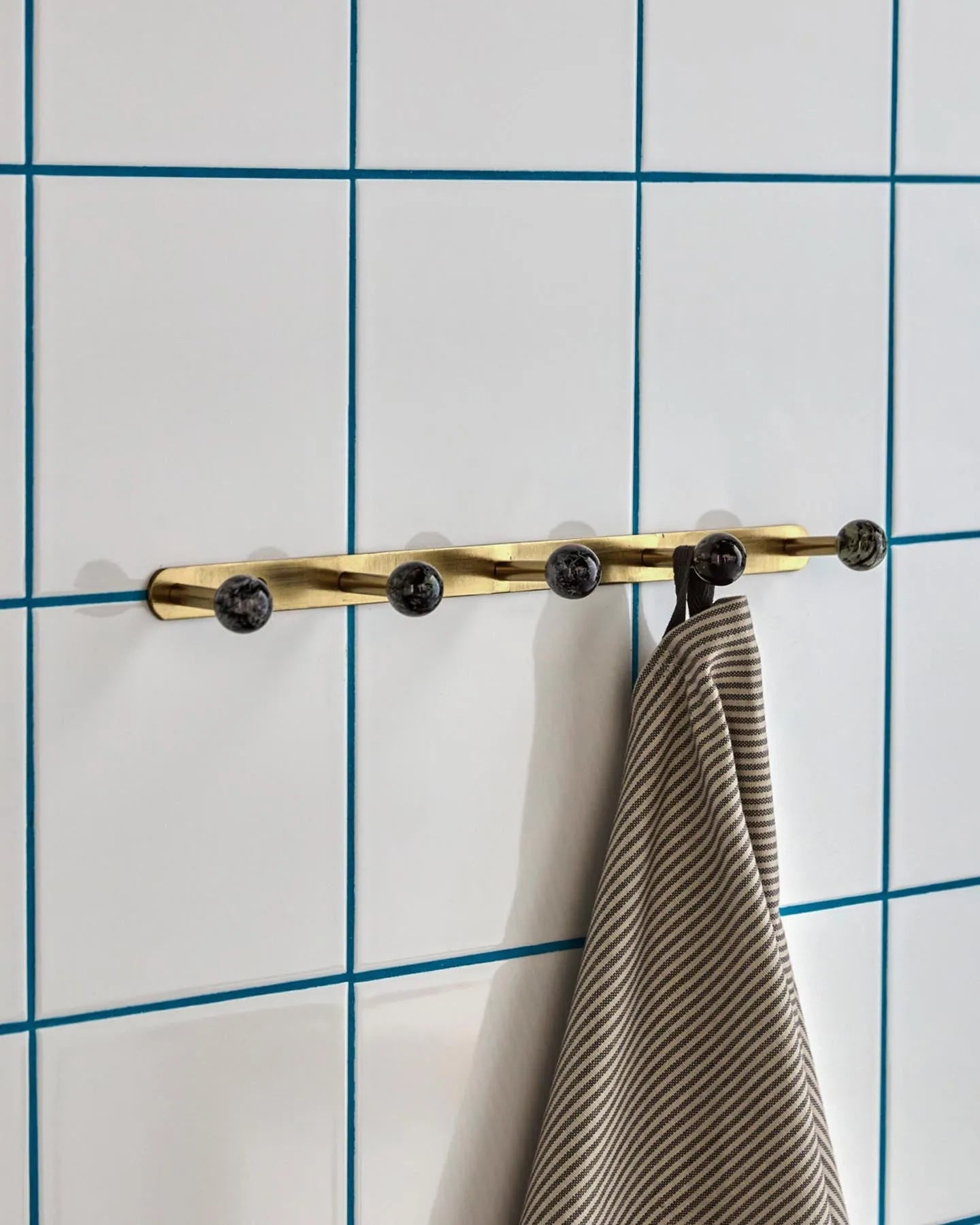 Rack, HDBall, Schwarz in Schwarz präsentiert im Onlineshop von KAQTU Design AG. Kleiderhaken ist von House Doctor