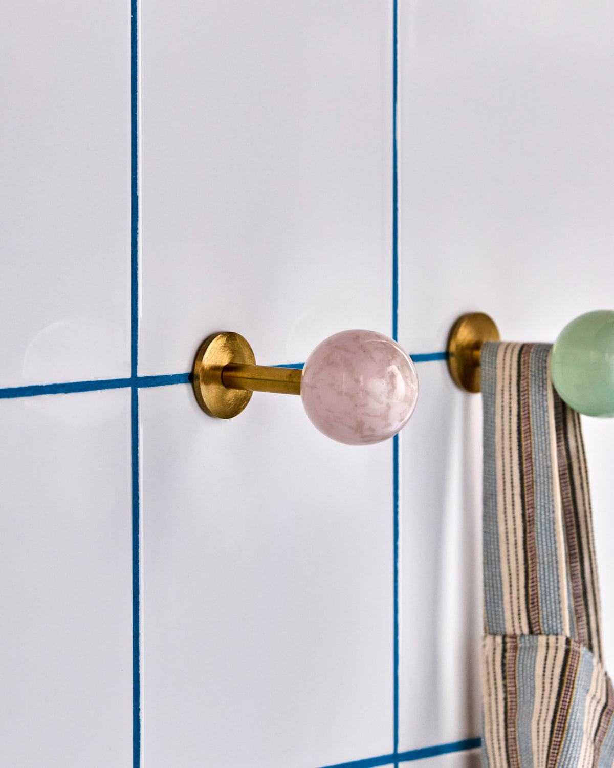 Haken, HDBall, Rosa in Rosa präsentiert im Onlineshop von KAQTU Design AG. Kleiderhaken ist von House Doctor