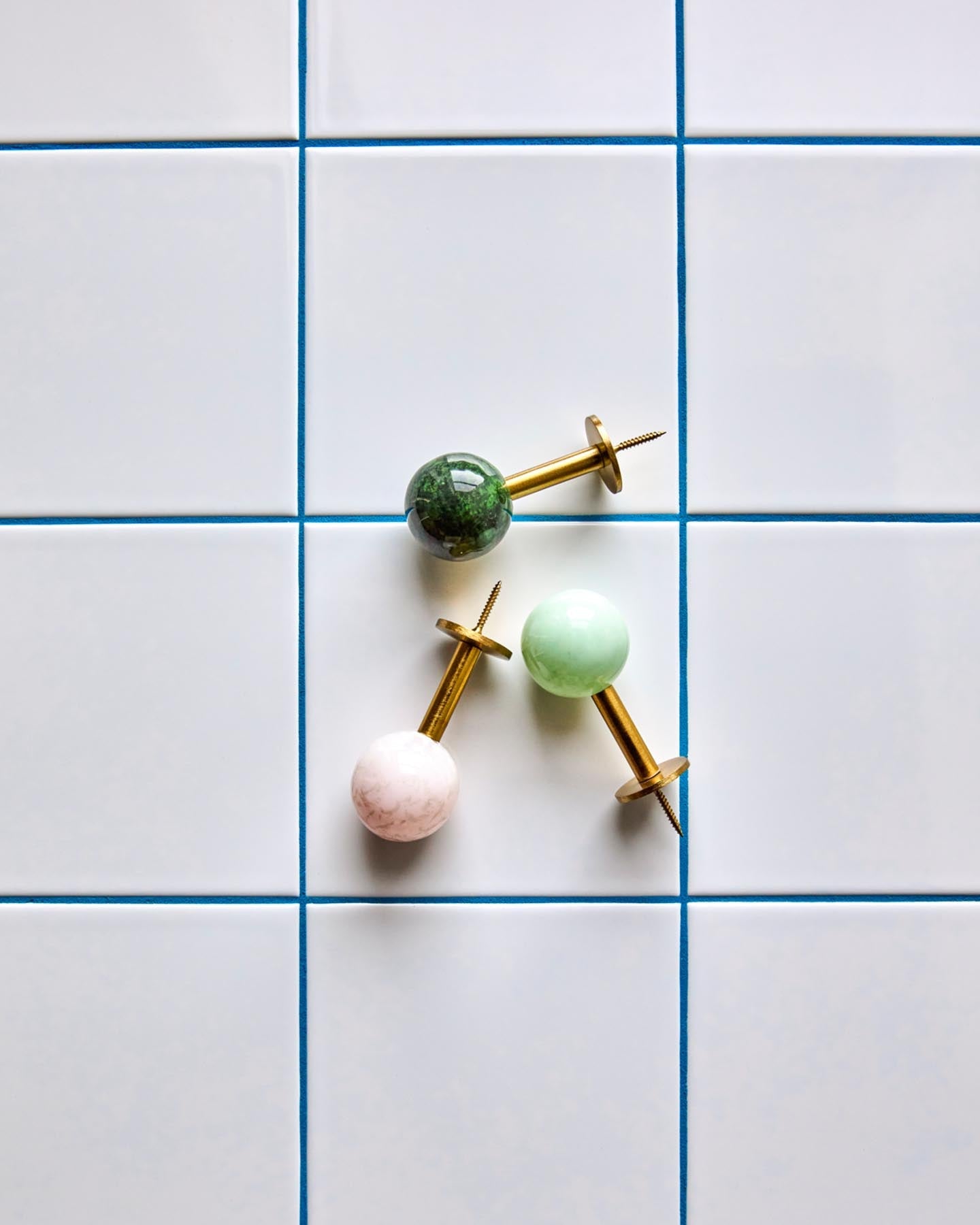 Haken, HDBall, Grün in Grün präsentiert im Onlineshop von KAQTU Design AG. Kleiderhaken ist von House Doctor