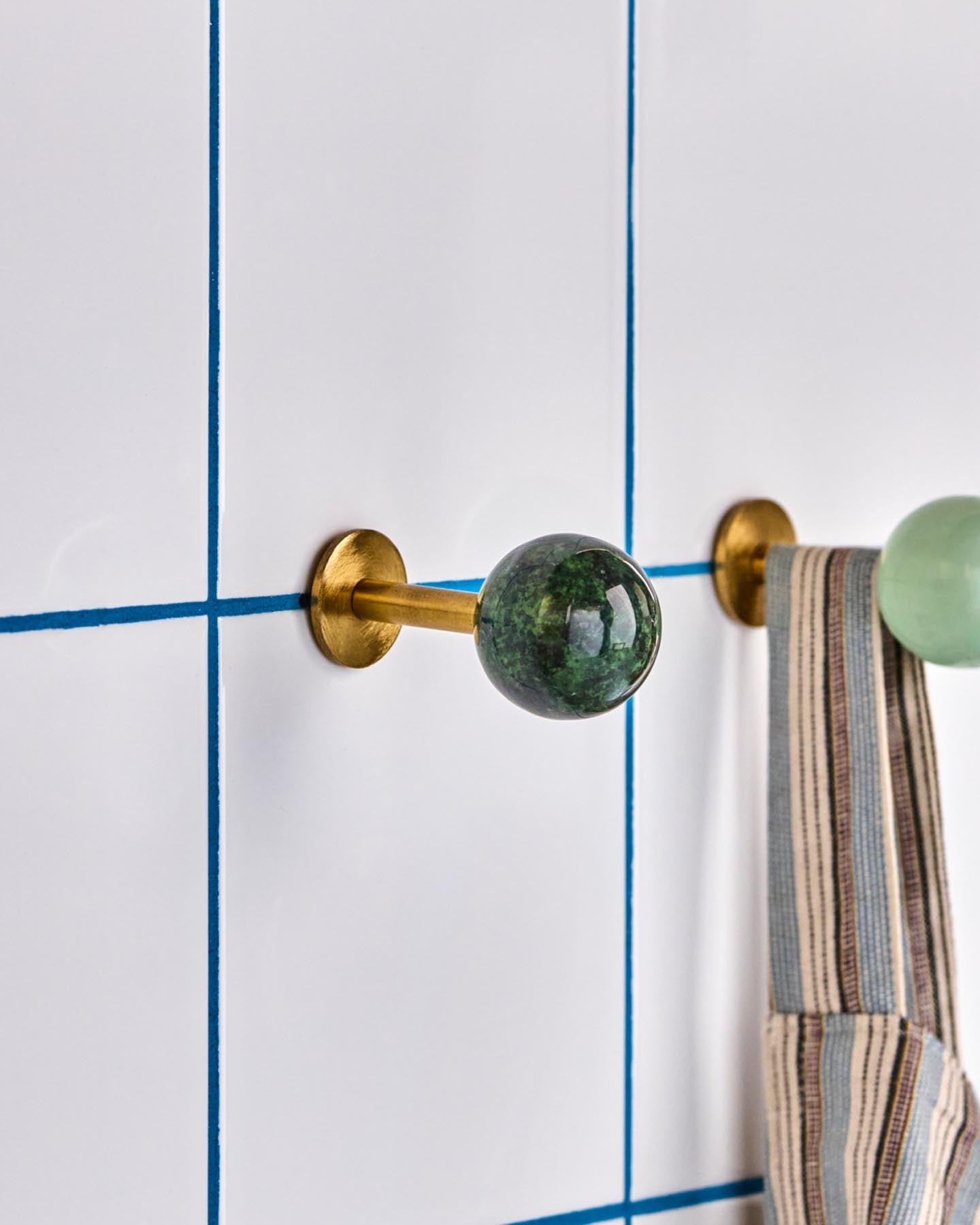 Haken, HDBall, Grün in Grün präsentiert im Onlineshop von KAQTU Design AG. Kleiderhaken ist von House Doctor