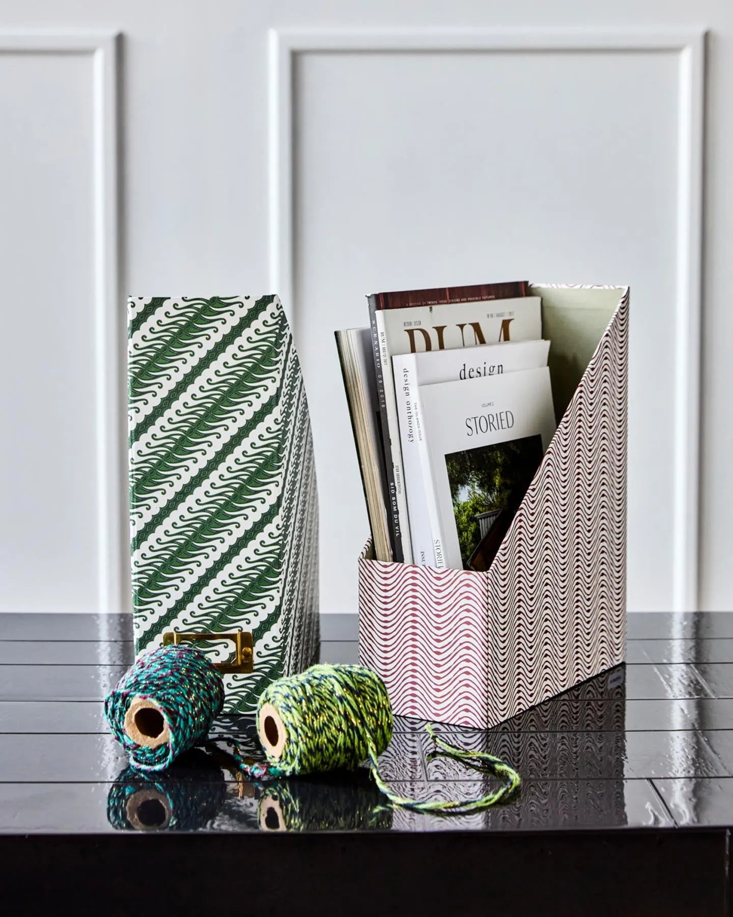 Zeitschriftenständer, HDKeep, Grün in Grün präsentiert im Onlineshop von KAQTU Design AG. Büromaterial ist von House Doctor