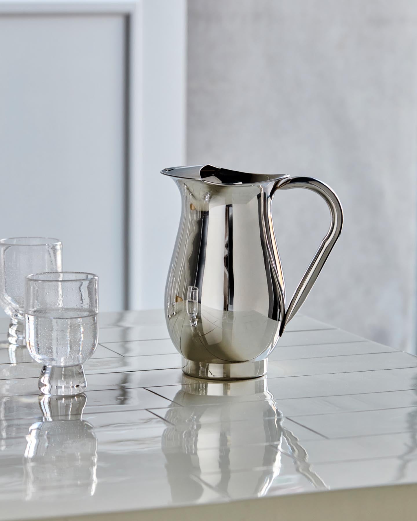 Erleben Sie die stilvolle Kanne HDJug von House Doctor. Ihr edles Silber-Finish und die handgefertigte Qualität machen sie zum perfekten Tischaccessoire.