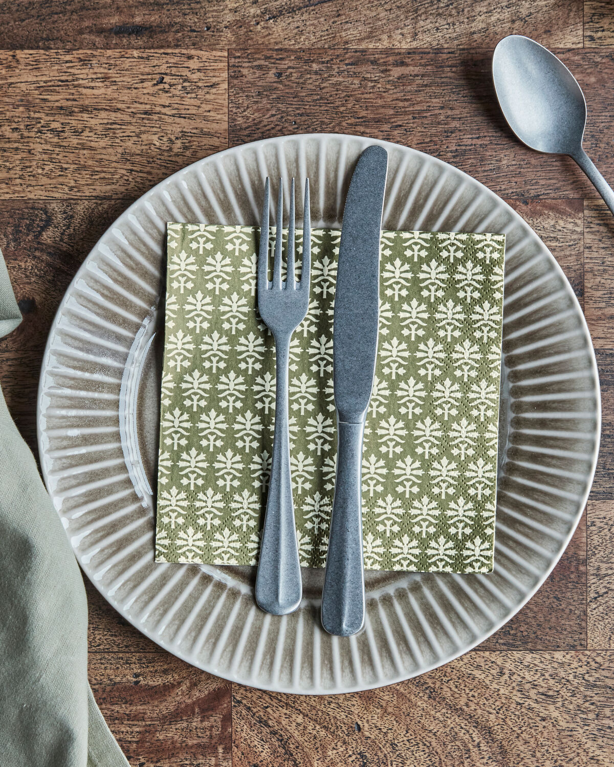 Elegantes Besteckset HDMora mit hochwertigem Silber-Finish, ideal für stilvolle Tischdekorationen und besondere Anlässe.