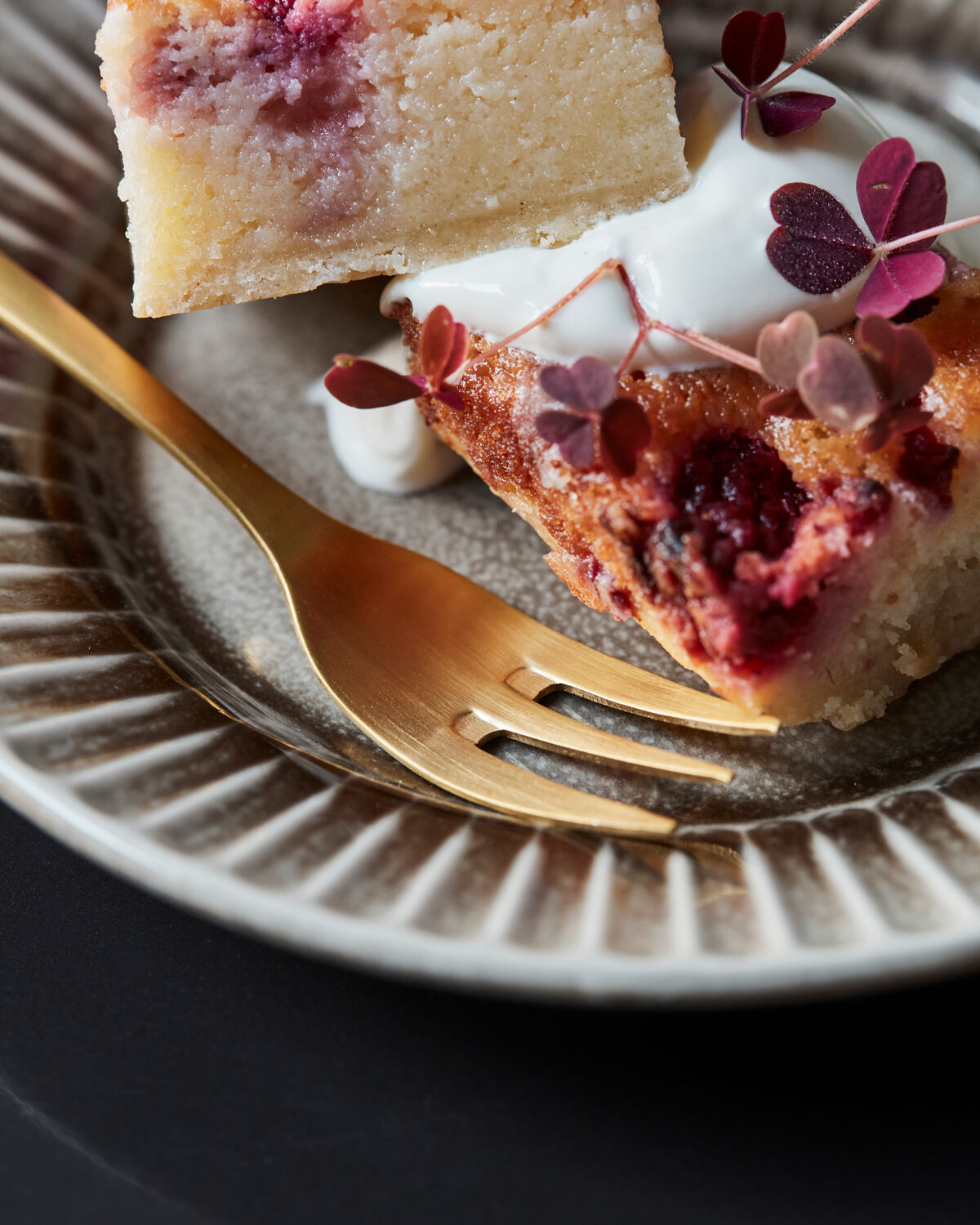 Schicke goldene Kuchengabel von House Doctor, perfekt für festliche Anlässe und exquisite Desserts. Ein stilvolles Accessoire für jeden gedeckten Tisch.