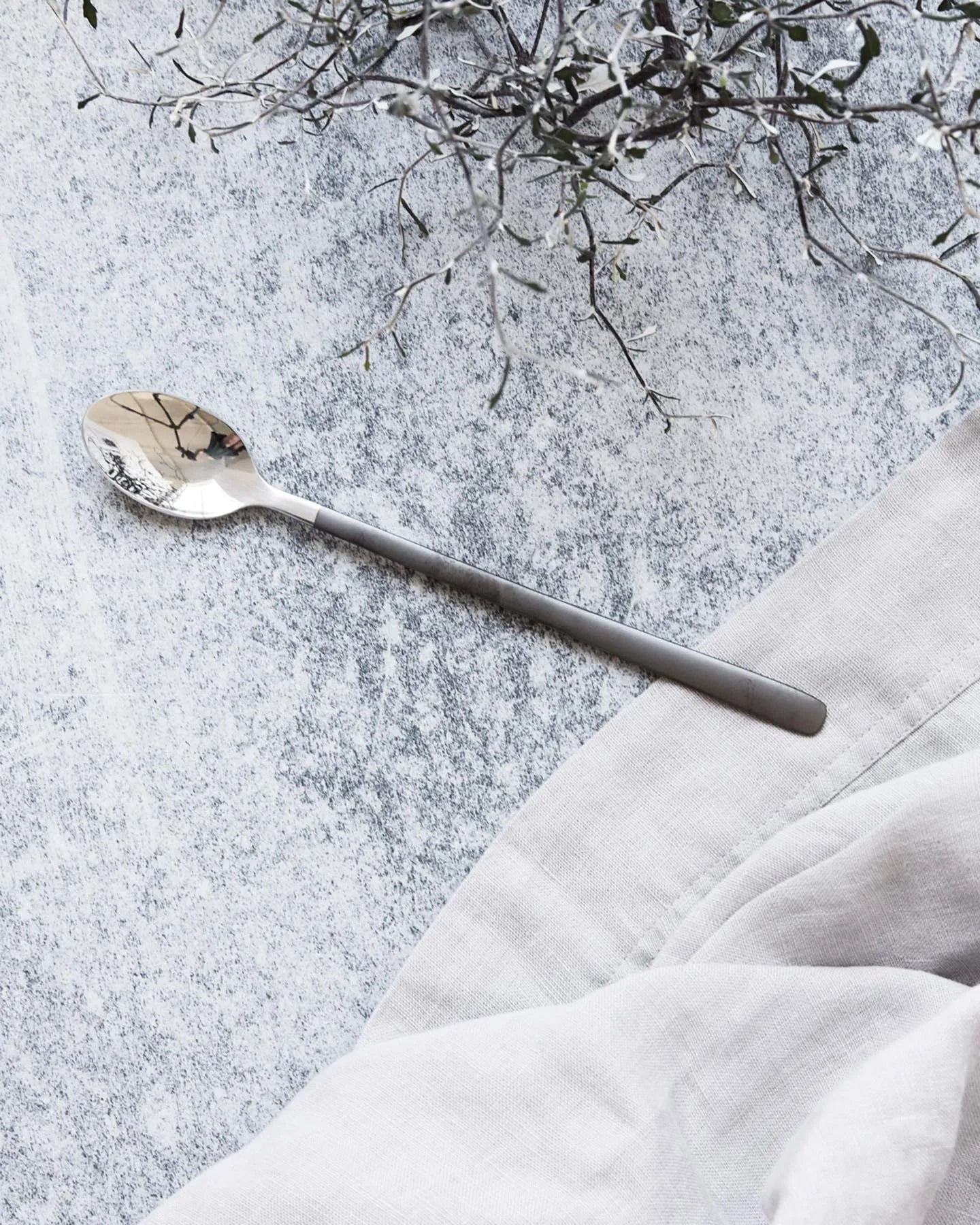 Langer Löffel, HDOx, Schwarz;Silber in Schwarz, Silber präsentiert im Onlineshop von KAQTU Design AG. Geschirr ist von House Doctor