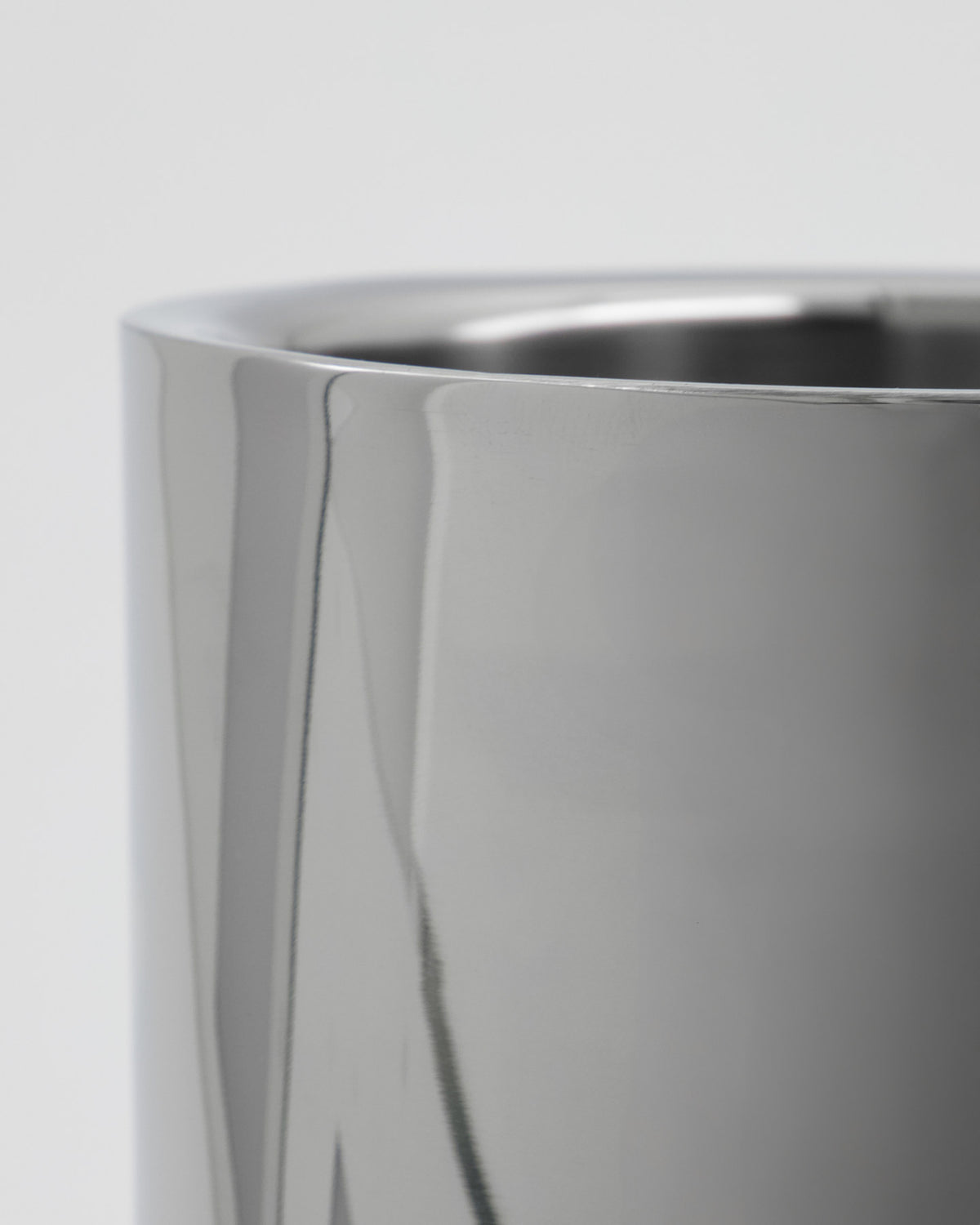 Eiskübel, HDKett, Silber-Finish in Silberfarben präsentiert im Onlineshop von KAQTU Design AG. Flaschenkühler ist von House Doctor