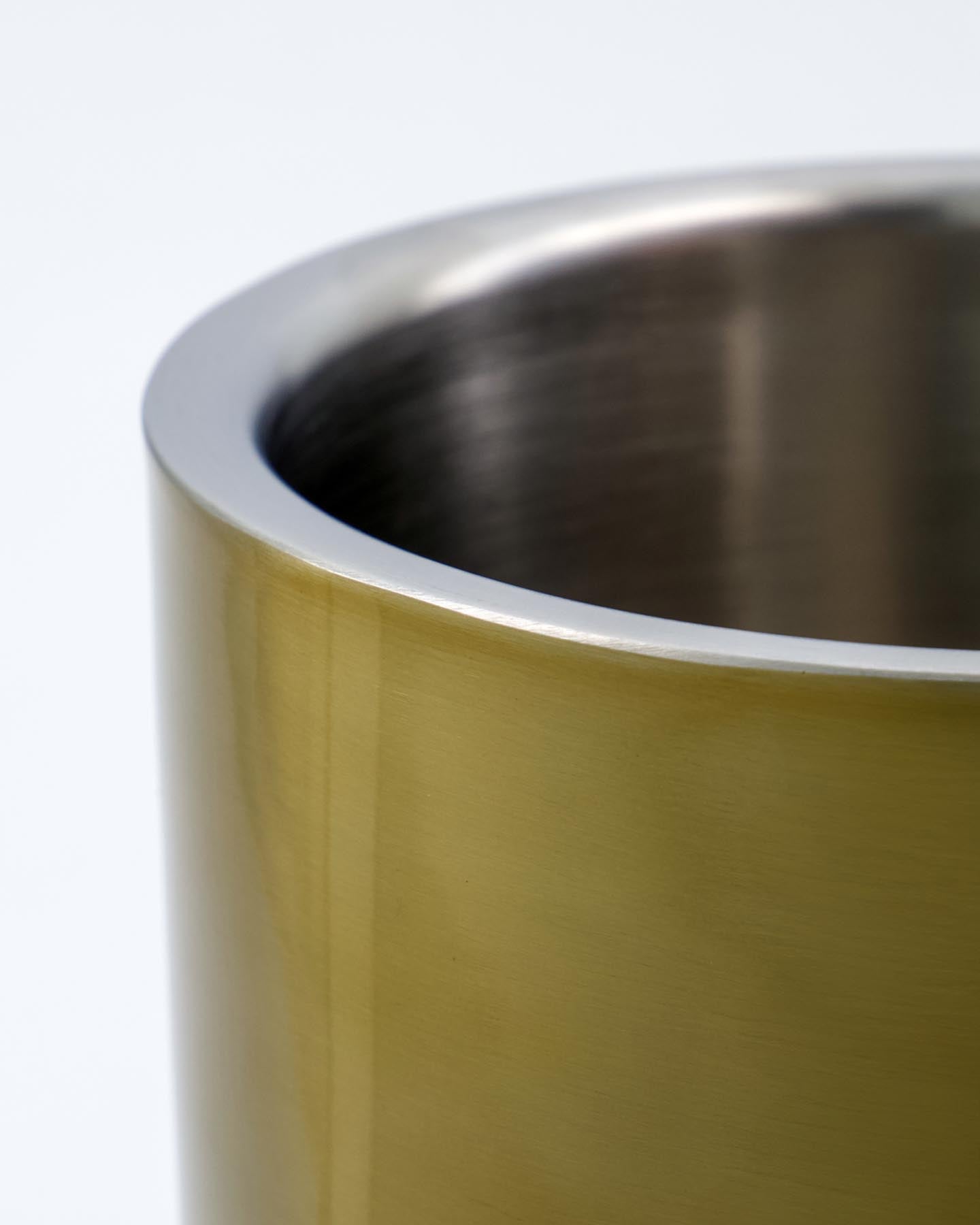 Stilvoller Eiskübel HDKett von House Doctor im antiken Messing-Finish. Perfekt für elegante Anlässe und gekühlte Getränke.