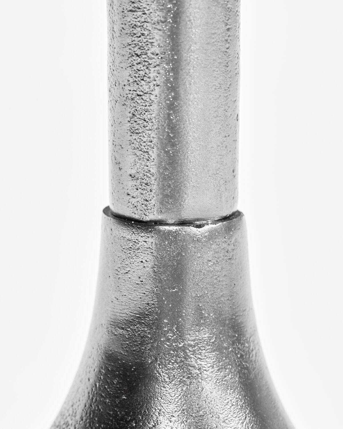 Eleganter Café-Tisch in Silber von House Doctor, ideal für stilvolle Essbereiche und gesellige Zusammenkünfte.