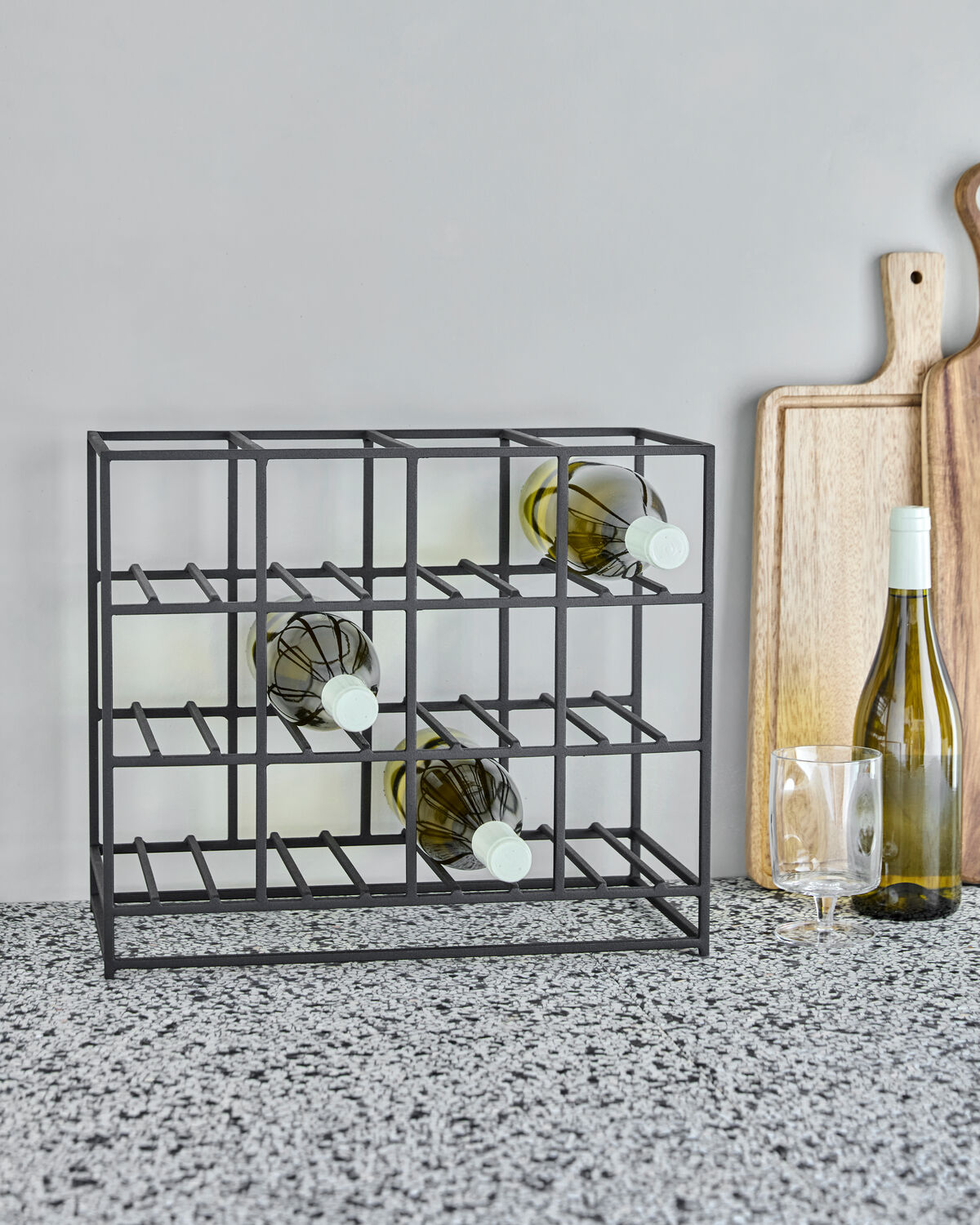 Elegantes schwarzes Weinregal HD12 von House Doctor, ideal zur stilvollen Aufbewahrung Ihrer Weinsammlung.