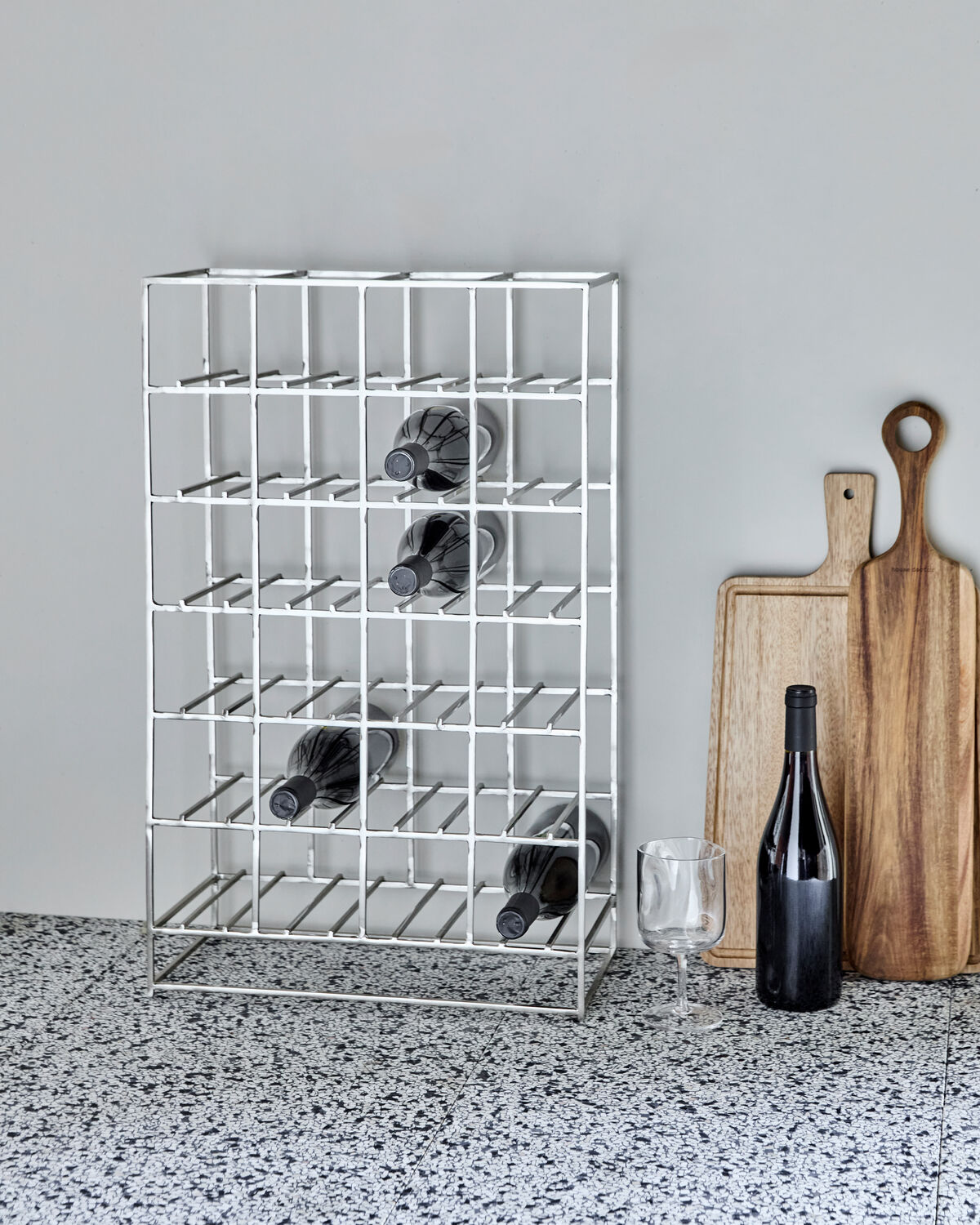 Elegantes Weinregal in Silber-Finish von House Doctor, ideal zur stilvollen Präsentation Ihrer Weinsammlung.