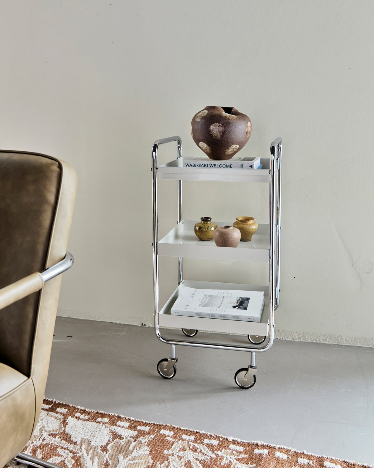 Trolley, HDRoll, Off-White, Crome in Off-white präsentiert im Onlineshop von KAQTU Design AG. Servierwagen ist von House Doctor;Trolley, HDRoll, Off-White, Crome in Off-white präsentiert im Onlineshop von KAQTU Design AG. Servierwagen ist von House Doctor;Trolley, HDRoll, Off-White, Crome in Off-white präsentiert im Onlineshop von KAQTU Design AG. Servierwagen ist von House Doctor