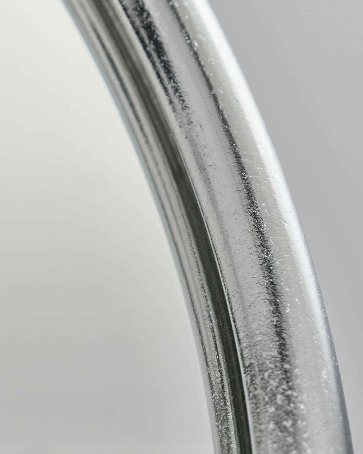 Moderner Standspiegel mit hochwertigem Silber-Finish von House Doctor, perfekt für eine stilvolle Raumgestaltung und elegante Akzente.