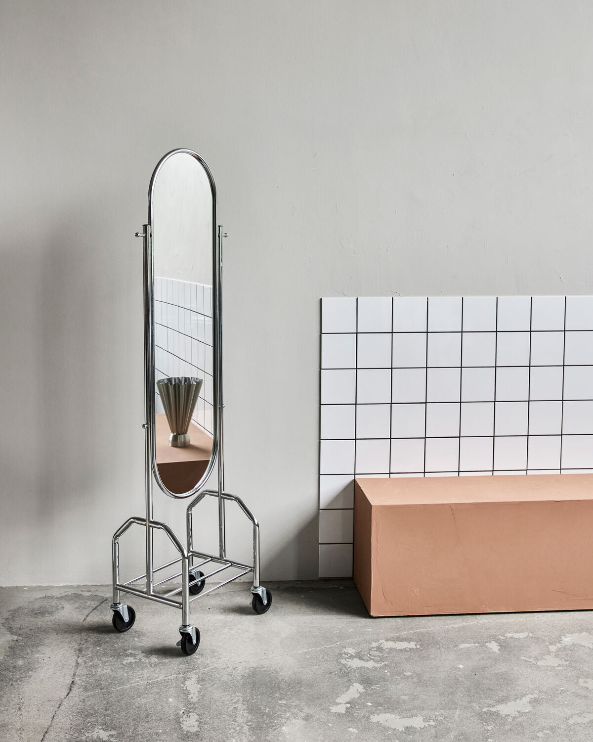 Eleganter Bodenspiegel mit silbernem Finish von House Doctor, ideal für stilvolle Wohnräume und moderne Einrichtung.
