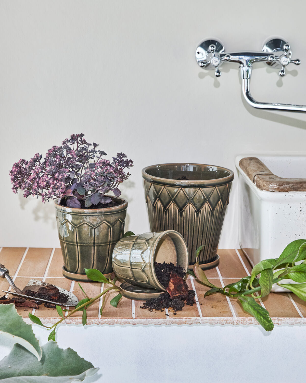 Eleganter grauer Blumentopf HDCora von House Doctor, ideal für moderne Wohnräume und Pflanzenliebhaber.