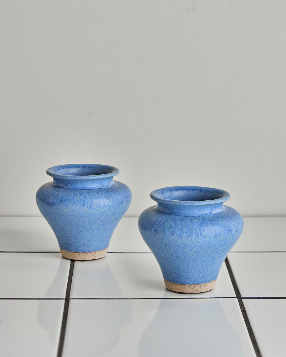 Elegante blaue Vase von House Doctor, HDKolo, ideal für stilvolle Blumenarrangements und als dekoratives Element in jedem Raum.