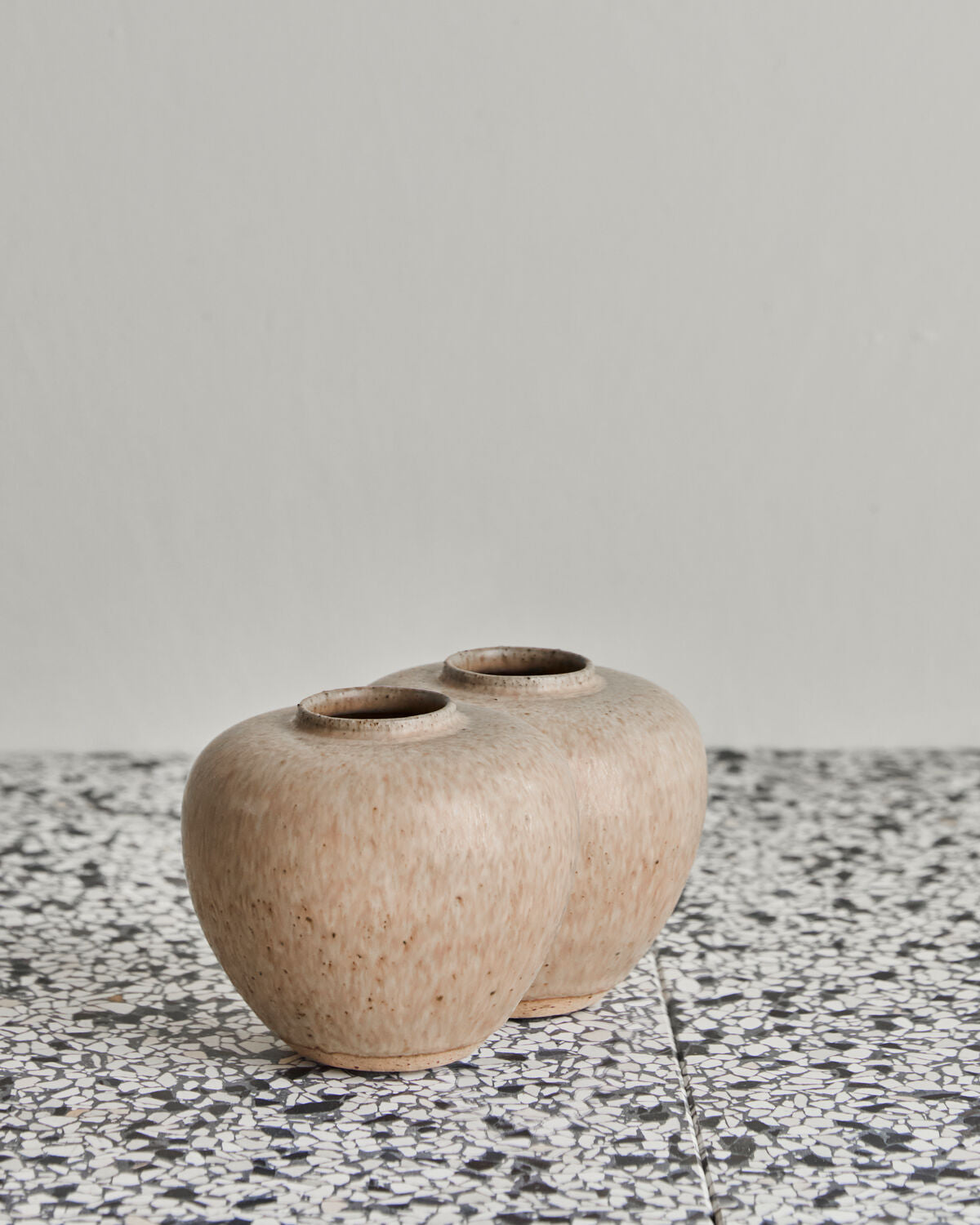 Elegante beige Vase HDTino von House Doctor, ideal für stilvolle Blumenarrangements und moderne Wohnakzente.