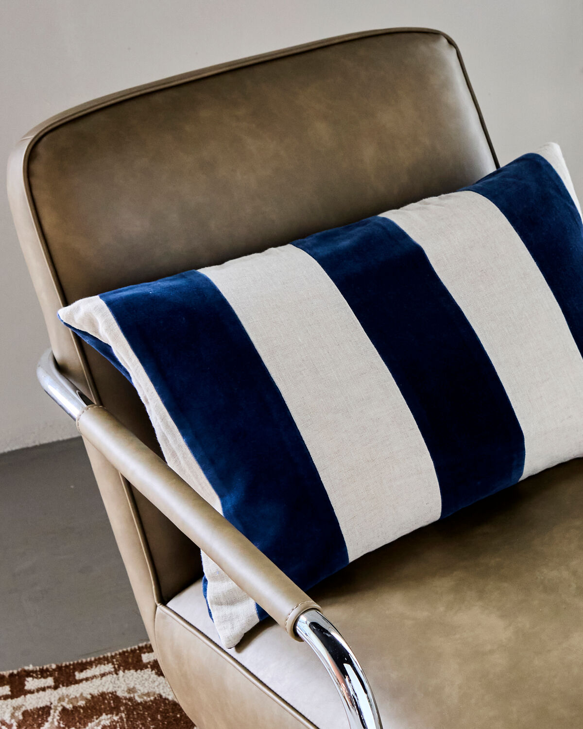 Eleganter Kissenbezug in Blau und Sand von House Doctor, ideal für stilvolle Wohnräume und gemütliche Akzente.