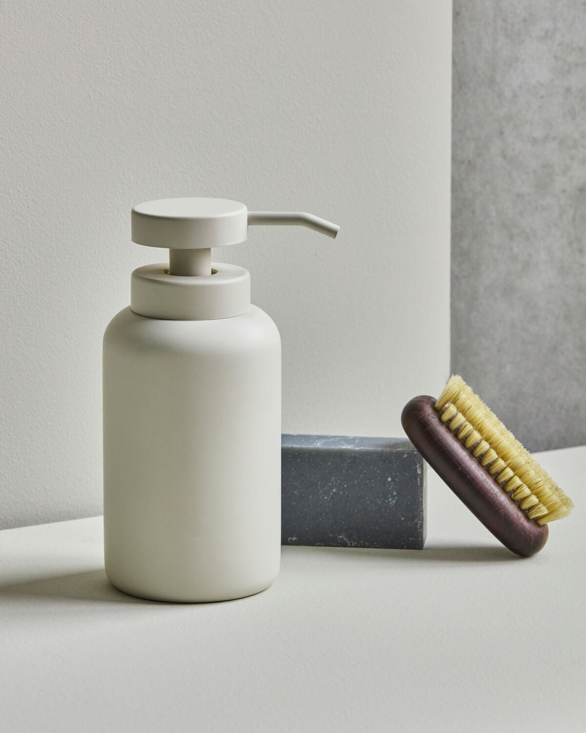 Eleganter Seifenspender in Off-White von House Doctor, ideal für stilvolle Badezimmergestaltung und praktische Handhabung.