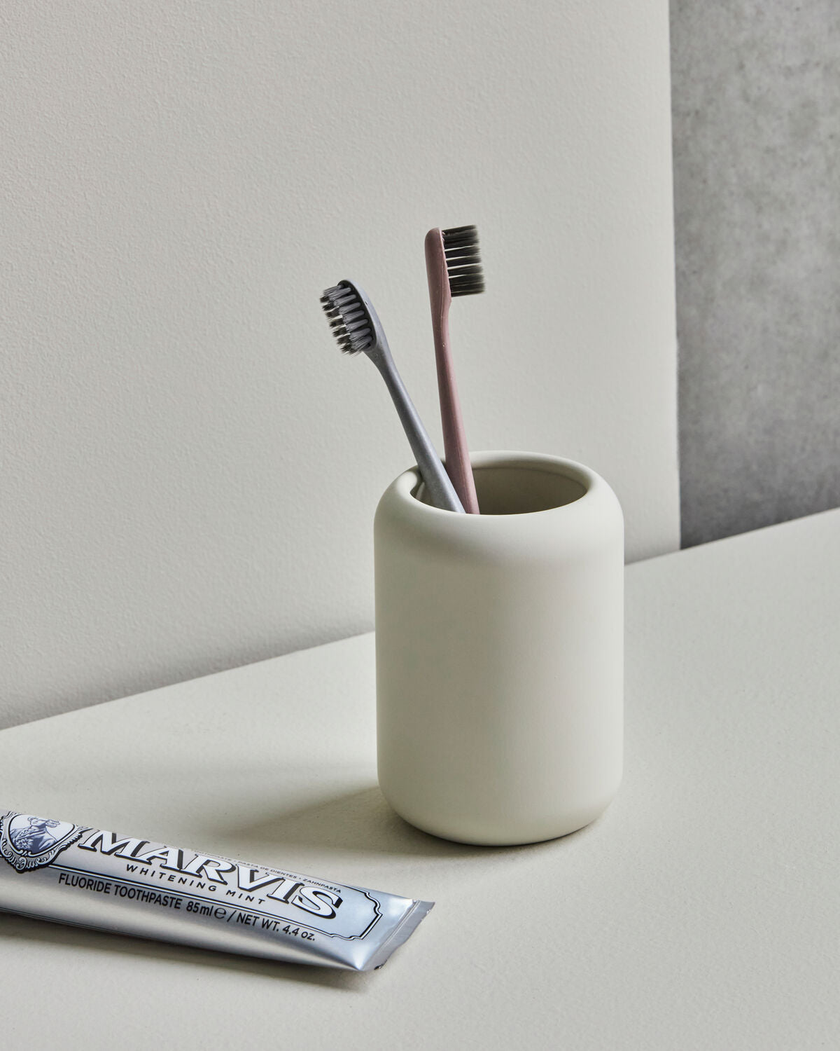 Eleganter Zahnputzbecher in Off-White von House Doctor, ideal für stilvolle Badezimmergestaltung und praktische Aufbewahrung von Zahnbürsten.