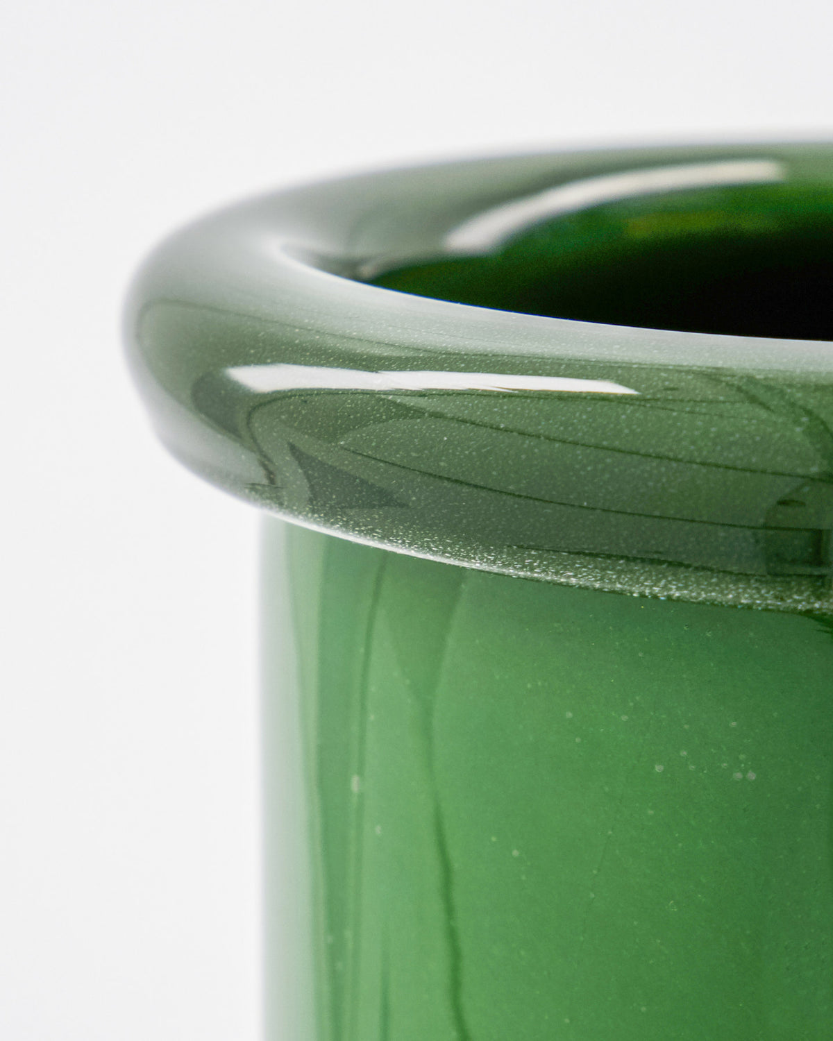 Grüne Vase HDBuck aus Glas mit runder Form und abgerundetem Rand von House Doctor