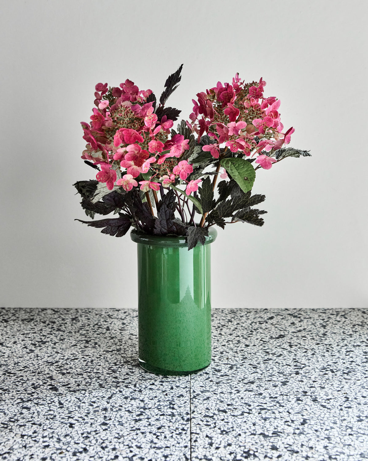 Grüne Vase HDBuck aus Glas mit runder Form und abgerundetem Rand von House Doctor