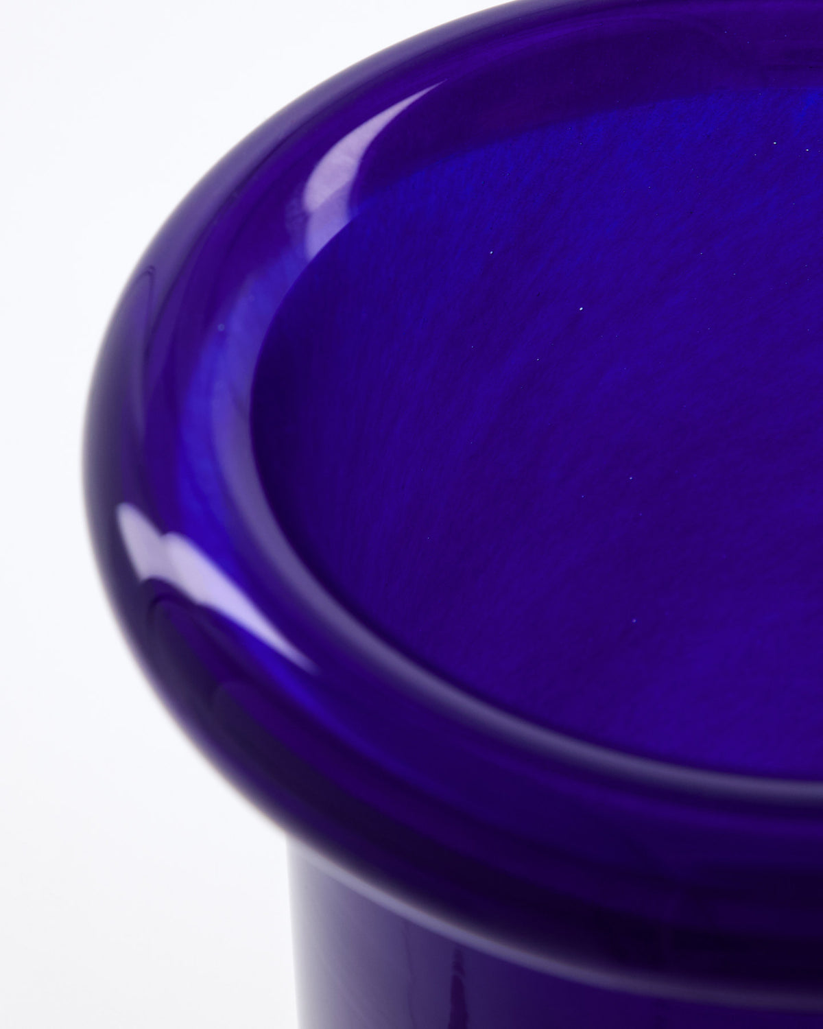 Blaue Vase HDBuck aus Glas mit glänzender Oberfläche, gewölbter Form und rundem Rand