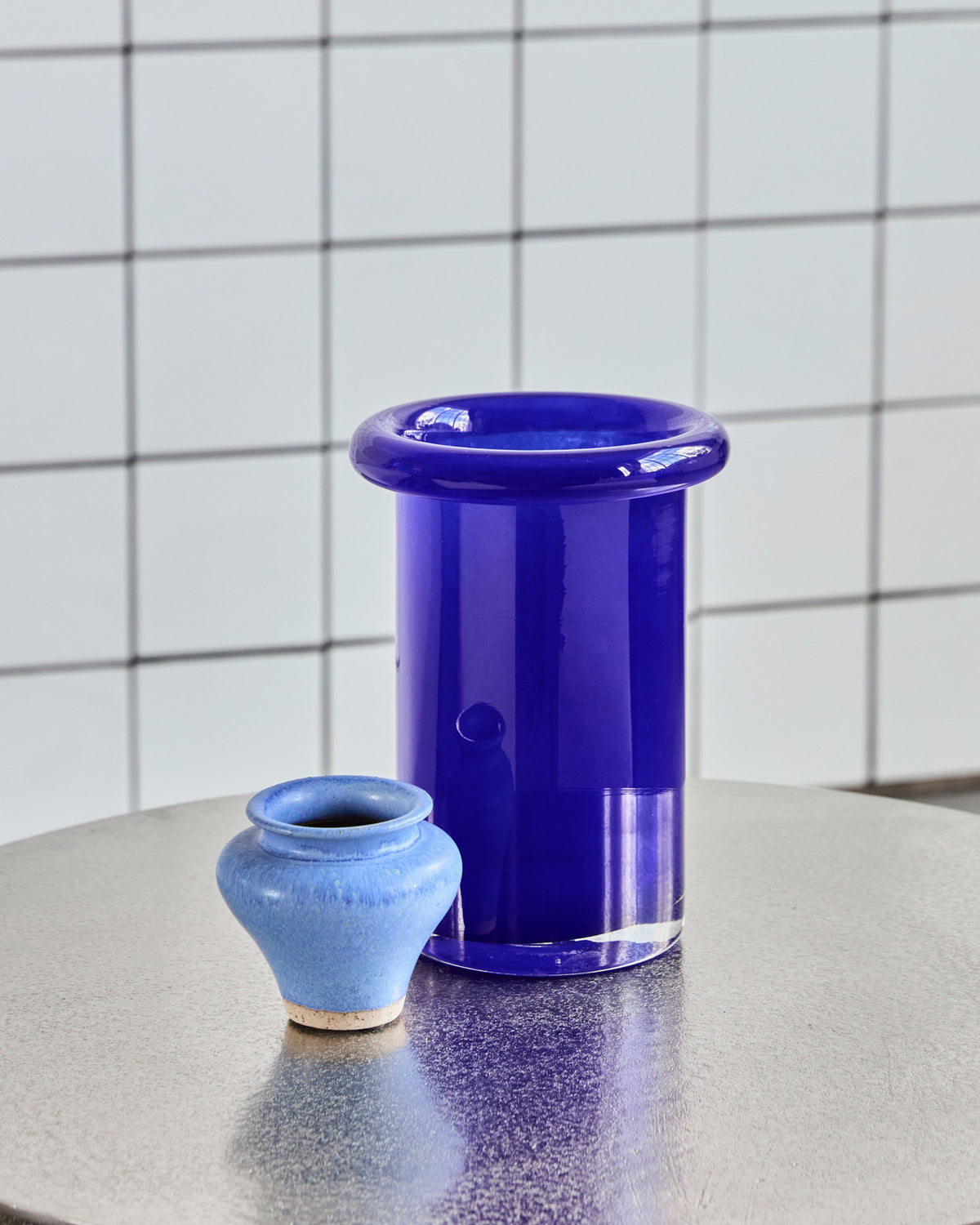 Blaue Vase HDBuck aus Glas mit glänzender Oberfläche, gewölbter Form und rundem Rand