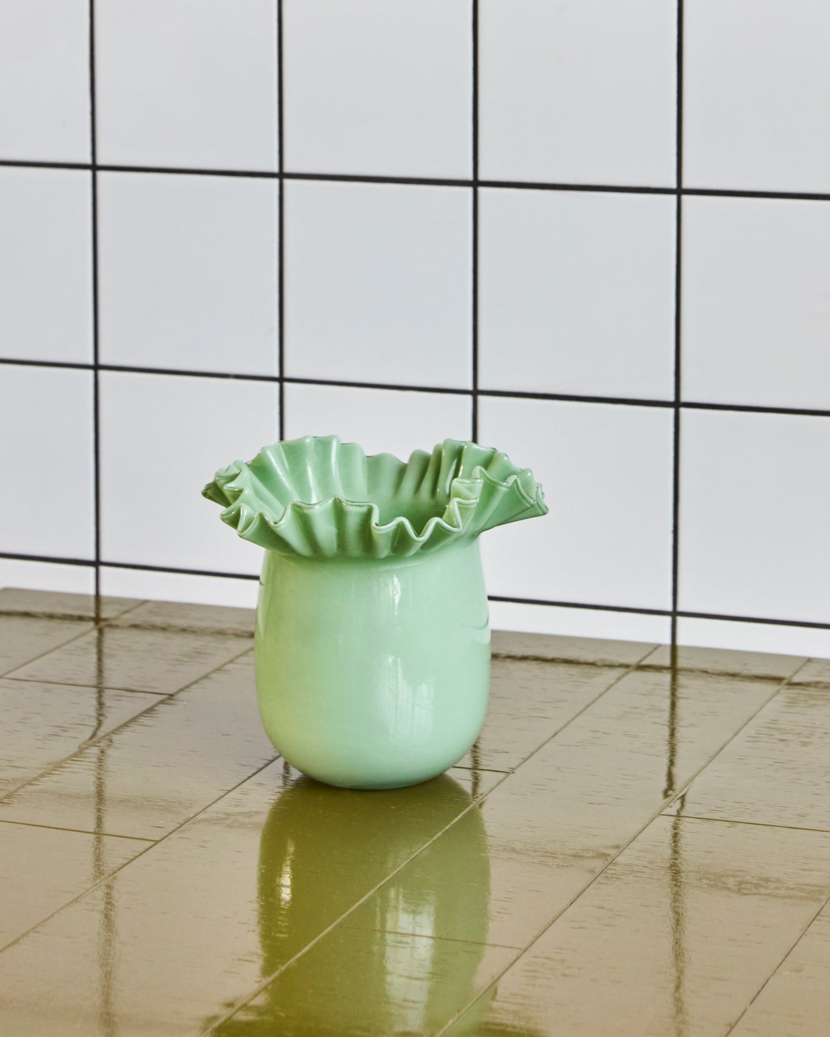 Grüne Vase HDFlee aus Glas mit glatter Oberfläche und gewelltem Rand