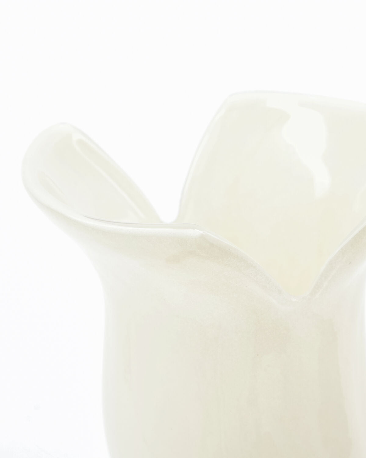 Schlichte, off-white Vase HDCuff von House Doctor, perfekt für kreative Blumendekorationen und zeitgemäße Inneneinrichtung.