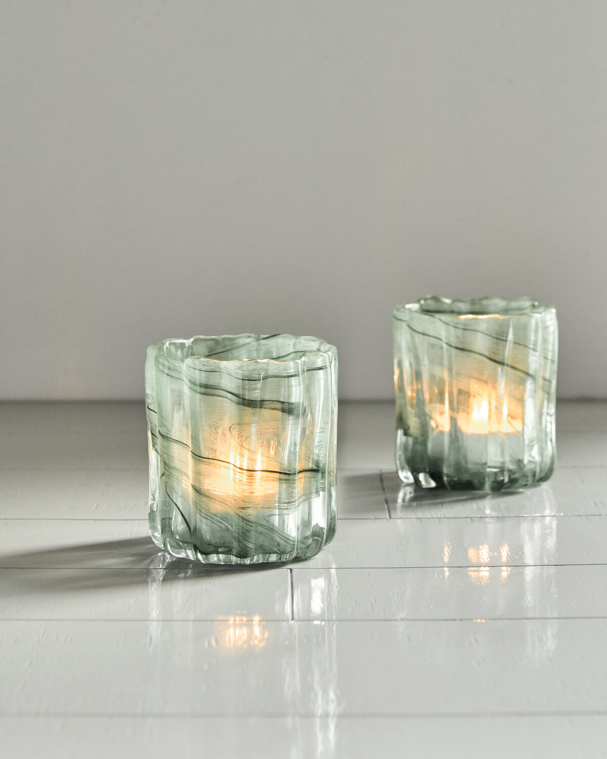 Eleganter, grüner Teelichthalter HDCurl von House Doctor, ideal für stimmungsvolle Beleuchtung und stilvolle Akzente in jedem Raum.