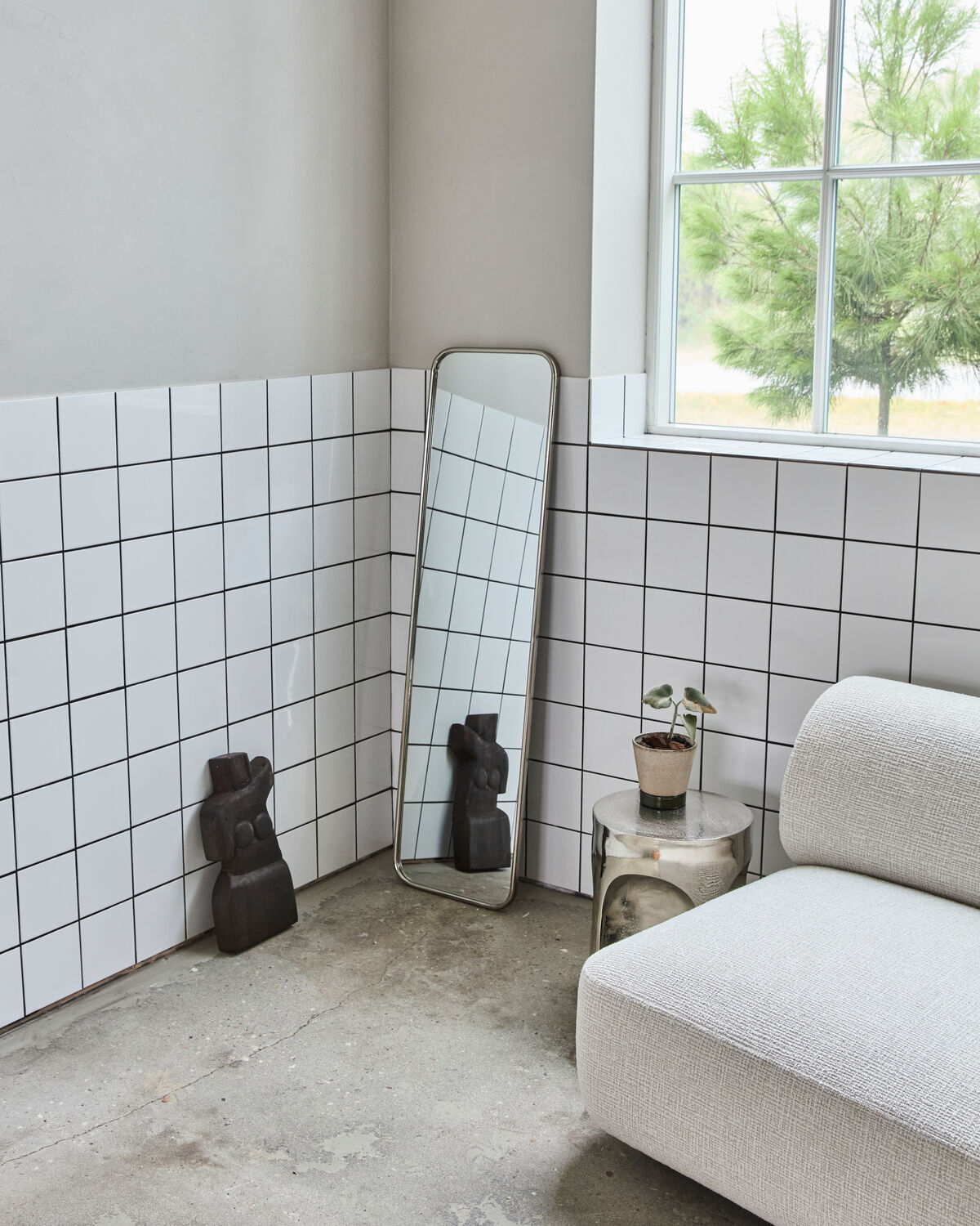 Eleganter Wandspiegel mit gebürstetem Silber-Finish von House Doctor, ideal für stilvolle Wohnräume und moderne Einrichtung.