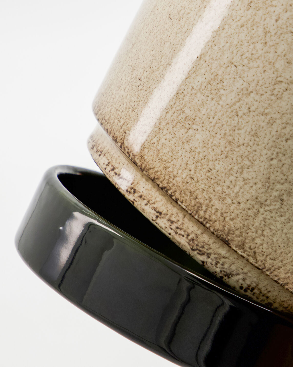 Moderner Pflanzentopf HDLima in sanften Beige- und Grüntönen, ideal für die Gestaltung von Outdoor-Bereichen mit Pflanzen.