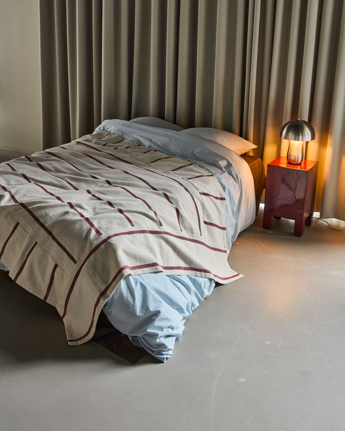 Elegante Tagesdecke in Off-White von House Doctor, ideal für ein stilvolles Wohnambiente und gemütliche Akzente.