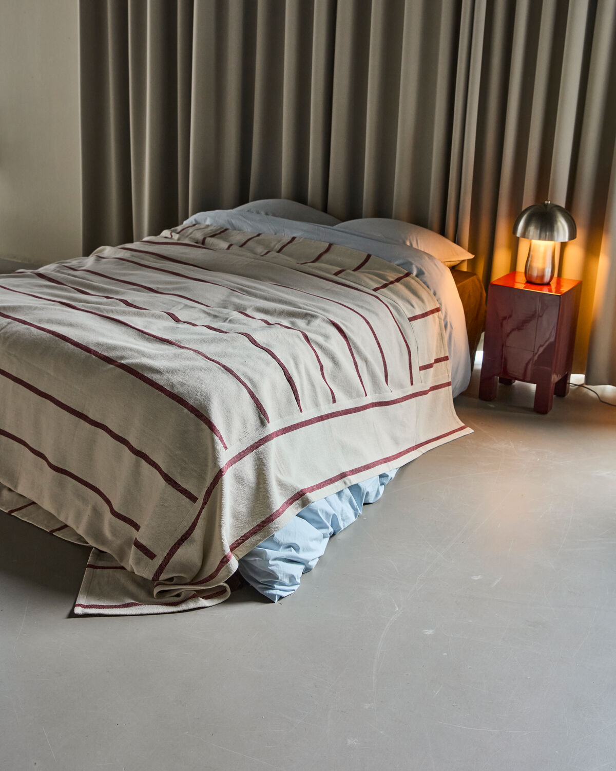 Stilvolle Tagesdecke in sanftem Off-White von House Doctor, perfekt für einladende und moderne Wohnambiente.
