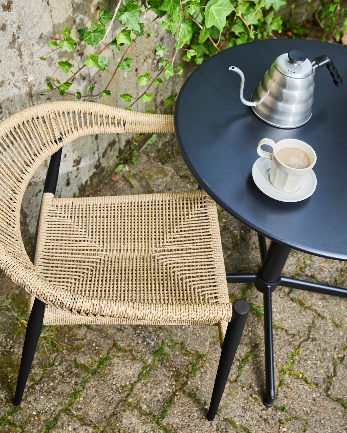 Eleganter HDCoon Gartenstuhl von House Doctor in natürlichem Schwarz, ideal für entspannte Momente im Freien und stilvolle Outdoor-Ambiente.