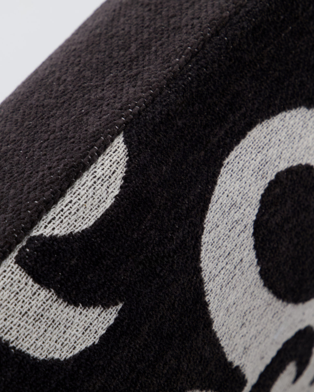 Kissenbezug HDAmici aus Baumwolle mit schwarz-weissem Ikat-Muster, rechteckig