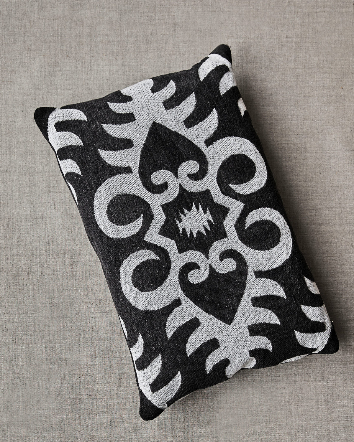 Kissenbezug HDAmici aus Baumwolle mit schwarz-weissem Ikat-Muster, rechteckig;Kissenbezug HDAmici aus Baumwolle mit schwarz-weissem Ikat-Muster, rechteckig;Kissenbezug HDAmici aus Baumwolle mit schwarz-weissem Ikat-Muster, rechteckig;Kissenbezug HDAmici aus Baumwolle mit schwarz-weissem Ikat-Muster, rechteckig;Kissenbezug HDAmici aus Baumwolle mit schwarz-weissem Ikat-Muster, rechteckig
