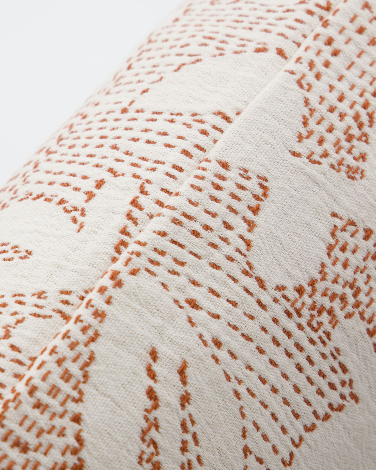 Eleganter Kissenbezug HDSari in harmonischen Off-White- und Brauntönen, ideal für ein modernes und einladendes Wohnambiente.