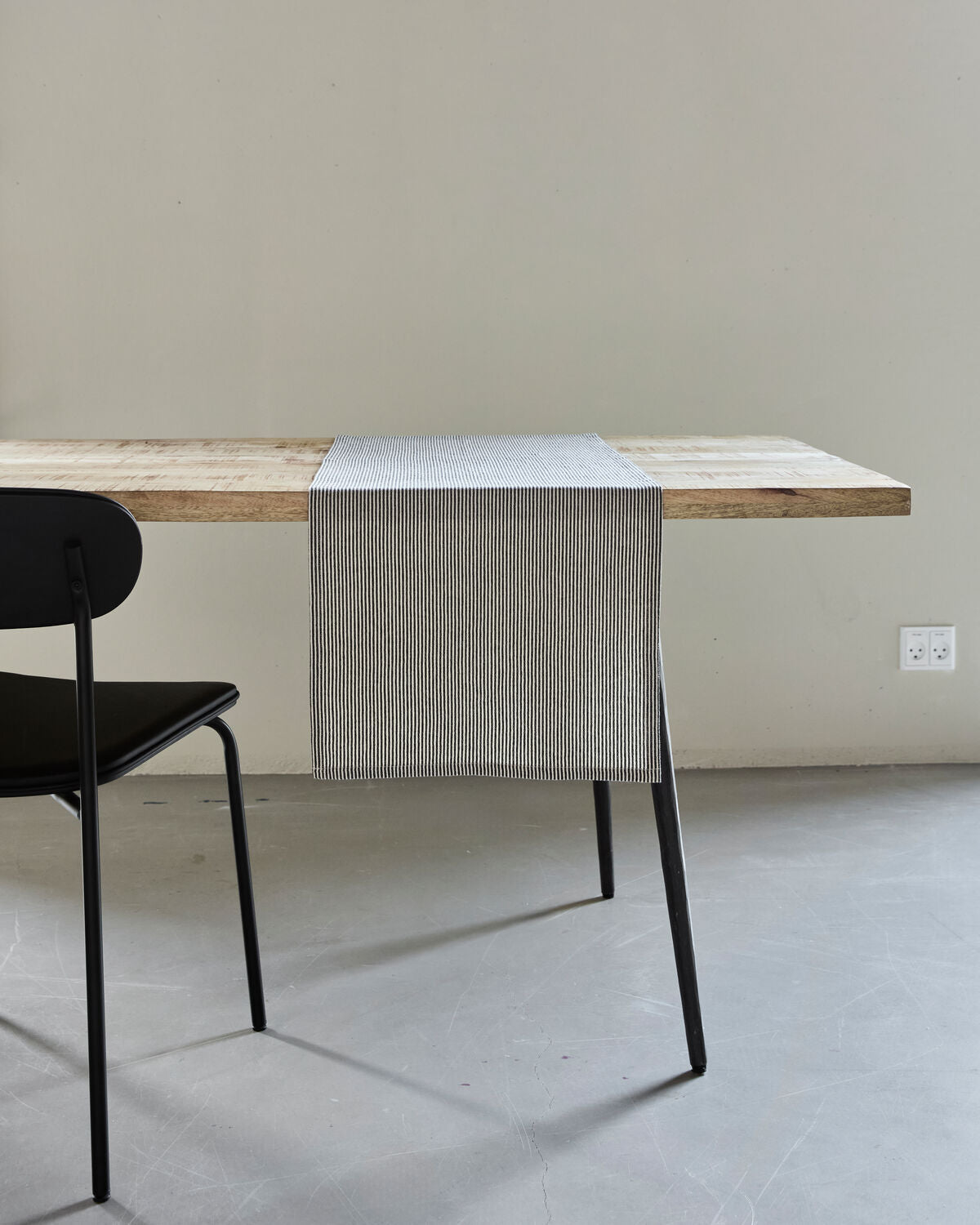 Eleganter Tischläufer in Sand und Schwarz von House Doctor, ideal für stilvolle Tischdekoration und besondere Anlässe.
