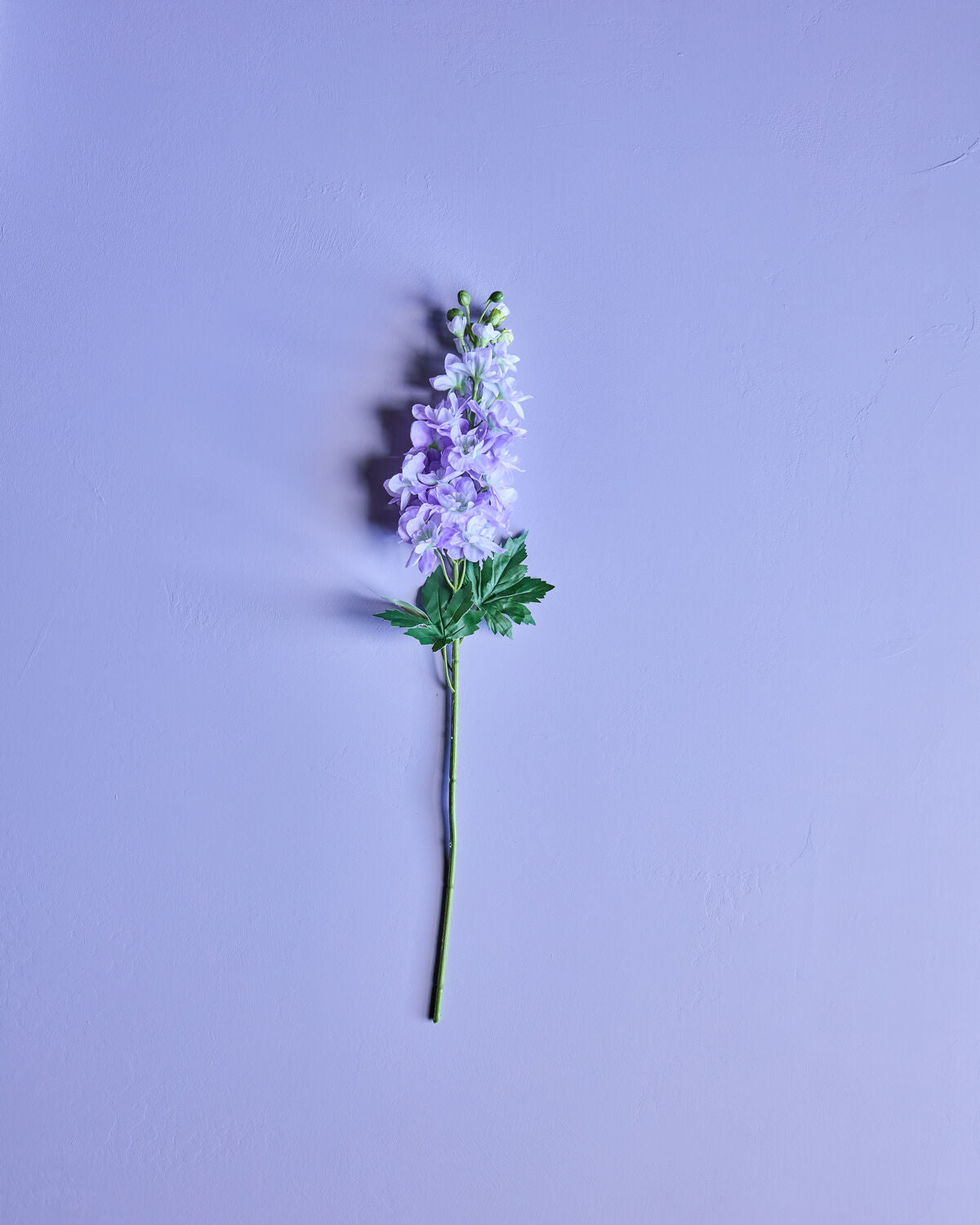 Elegante lila Kunstblume HDDelphinium von House Doctor, ideal für stilvolle Dekoration und Akzente in jedem Raum.