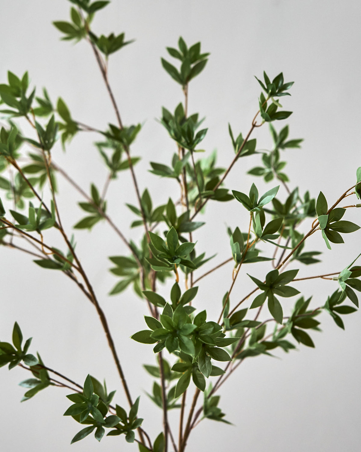 Grüner Kunstblumenzweig HDJaponica aus Polyethylen und Polyester mit Blättern