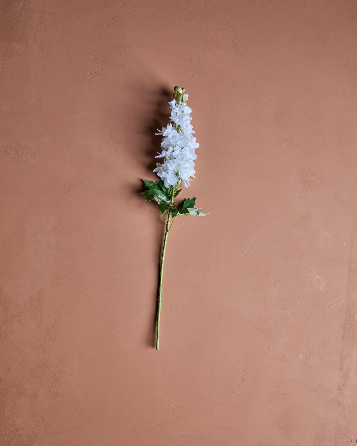Elegante weiße Kunstblume HDDelphinium von House Doctor, ideal für stilvolle Dekoration und langlebige Schönheit in jedem Raum.