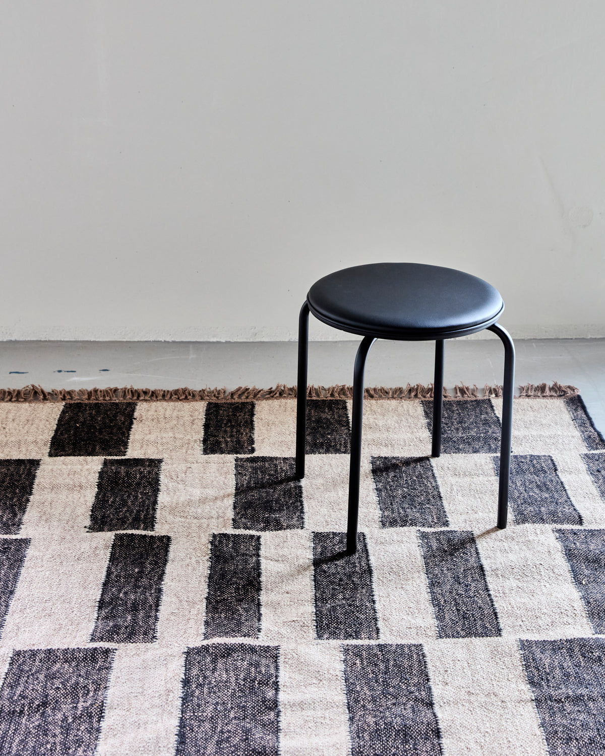 Hocker, HDPova, Schwarz in Black präsentiert im Onlineshop von KAQTU Design AG. Hocker ist von House Doctor;Hocker, HDPova, Schwarz in Black präsentiert im Onlineshop von KAQTU Design AG. Hocker ist von House Doctor;Hocker, HDPova, Schwarz in Black präsentiert im Onlineshop von KAQTU Design AG. Hocker ist von House Doctor
