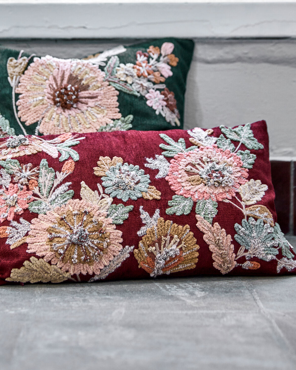 Eleganter Kissenbezug in Rot und Rose von House Doctor, ideal für stilvolle Akzente in jedem Wohnraum.