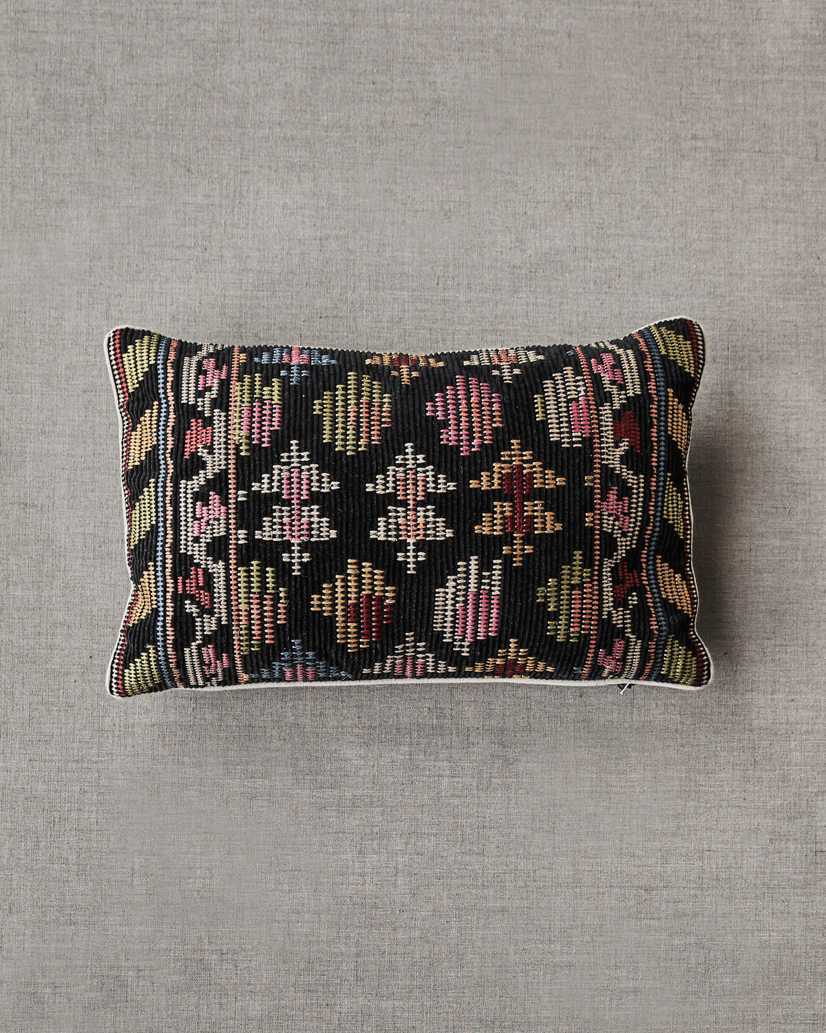 Schwarzer Kissenbezug HDEtni aus Baumwolle mit buntem geometrischem Stickmuster;Schwarzer Kissenbezug HDEtni aus Baumwolle mit buntem geometrischem Stickmuster;Schwarzer Kissenbezug HDEtni aus Baumwolle mit buntem geometrischem Stickmuster;Schwarzer Kissenbezug HDEtni aus Baumwolle mit buntem geometrischem Stickmuster;Schwarzer Kissenbezug HDEtni aus Baumwolle mit buntem geometrischem Stickmuster