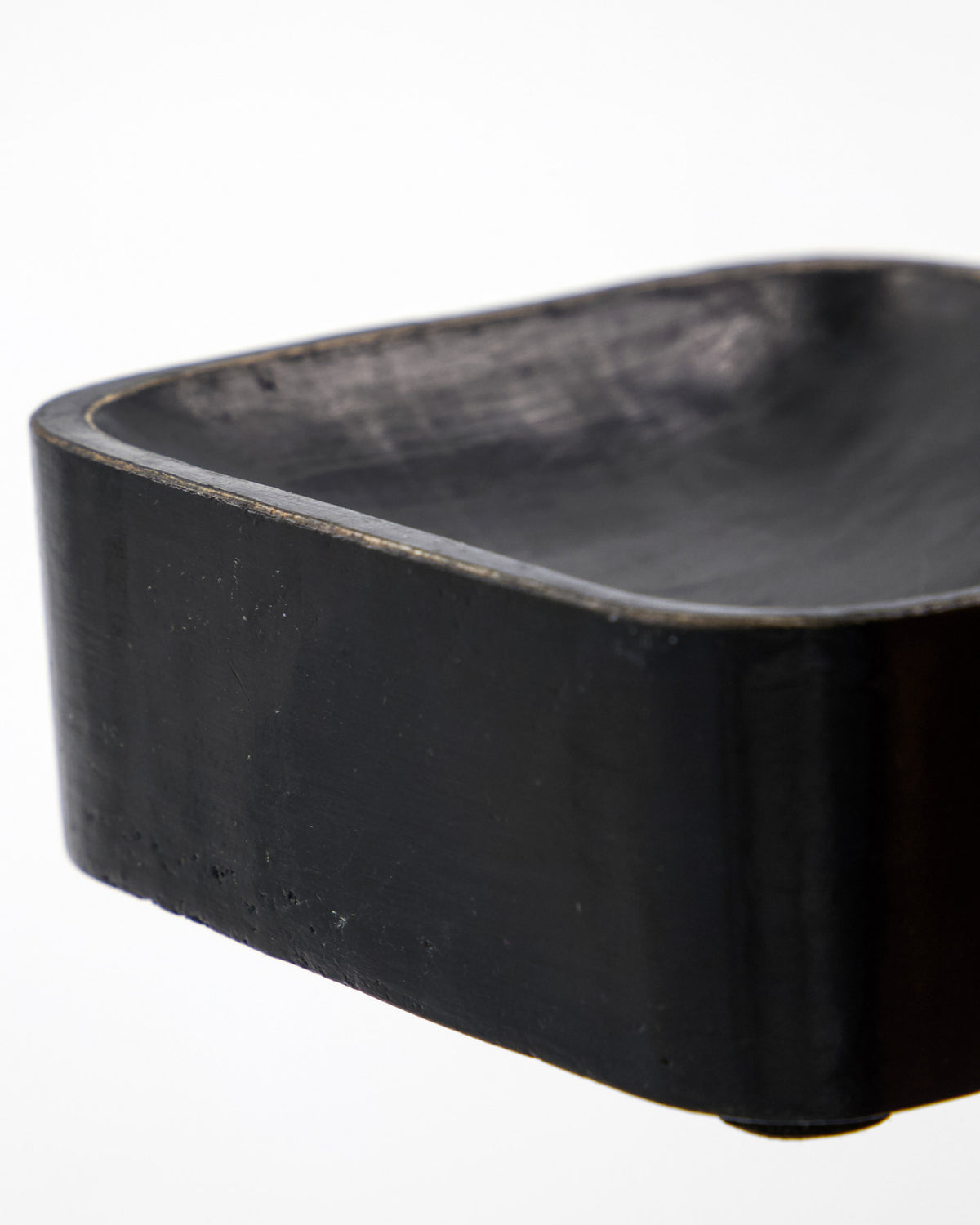 Schwarzes Tablett HDAlma aus Mangoholz mit matter Oberfläche und abgerundeter Form